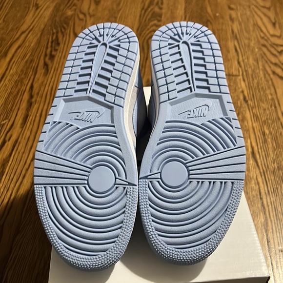 Women’s Air Jordan 1 Low - Picture 7 of 7